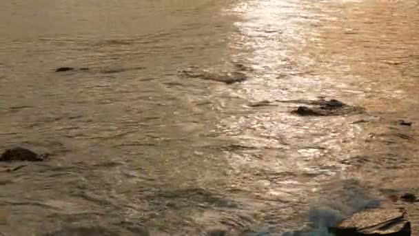Tengeri hullámok mosás sziklás part, naplementekor — Stock videók