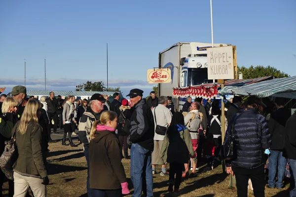 İnsanlar yürüyüş ve Fuar dükkanında.