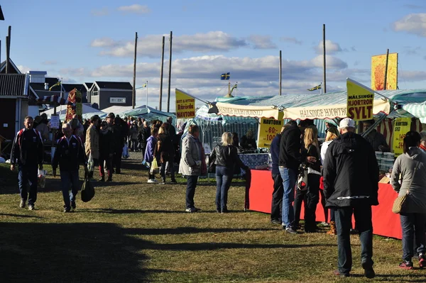 İnsanlar yürüyüş ve Fuar dükkanında.