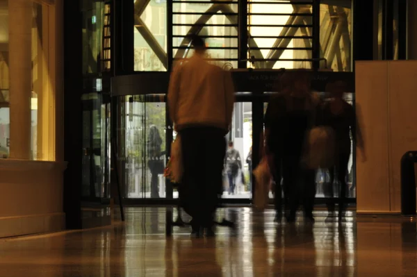 Depodaki hareket insanlar.