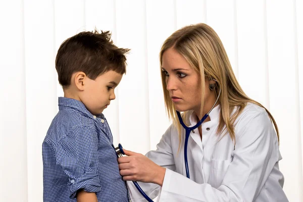 Médicos y niño pequeño — Foto de Stock