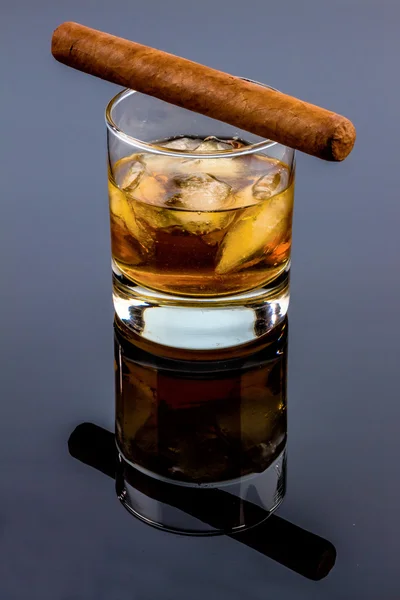 Whisky y cigarro — Foto de Stock