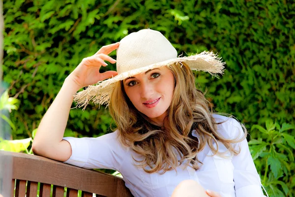 Jovem mulher no jardim enquanto relaxa — Fotografia de Stock