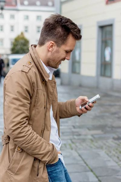 Mann schreibt SMS — Stockfoto