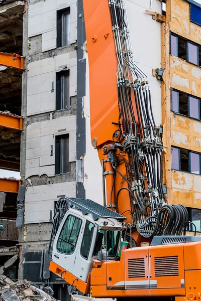 Demolición de un edificio de oficinas —  Fotos de Stock
