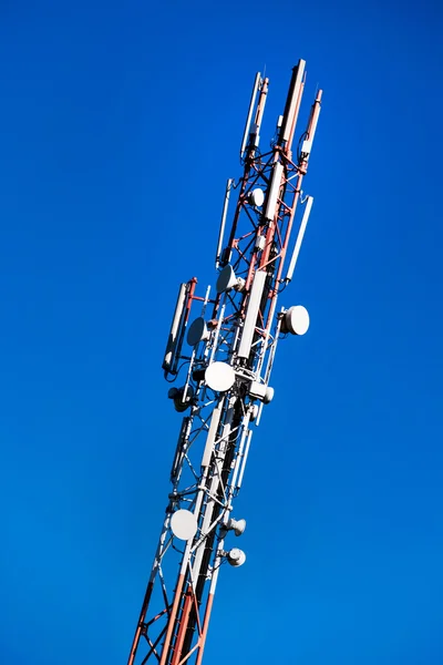 Mobilfunkmast e cielo blu — Foto Stock