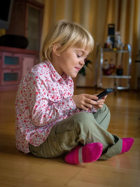 Dítě s mobilním telefonem — Stock fotografie