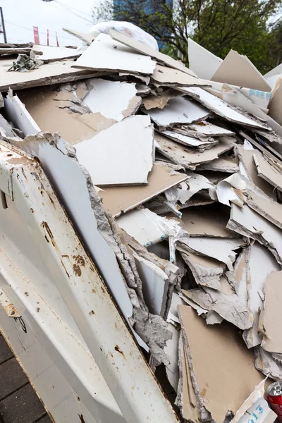 Trümmer. Gipskartonplatten im Container — Stockfoto