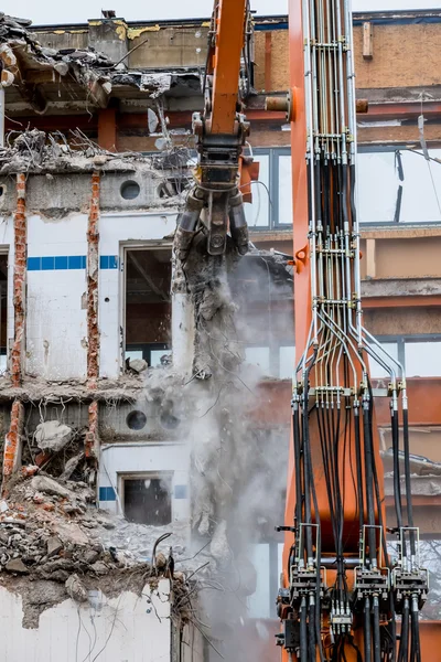 Demolizione di un edificio per uffici — Foto Stock