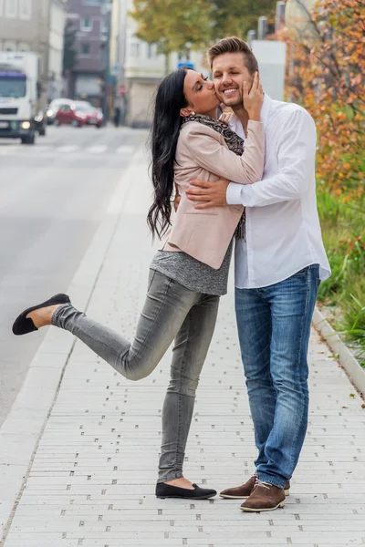 Älskande par i en urban miljö — Stockfoto