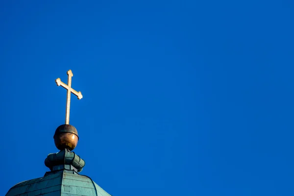 Cruz em um campanário de igreja — Fotografia de Stock