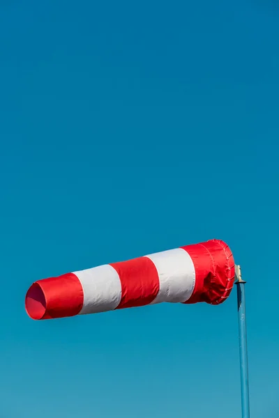 Windsack gegen blauen Himmel — Stockfoto