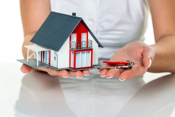 Fastighetsmäklare med hus och nyckel — Stockfoto