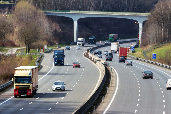 Vrachtwagen op de snelweg — Stockfoto