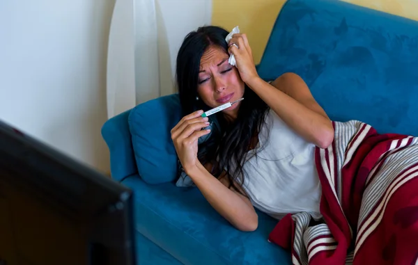 Vrouw heeft griep en koorts — Stockfoto