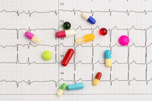 Tabletter på en EKG — Stockfoto