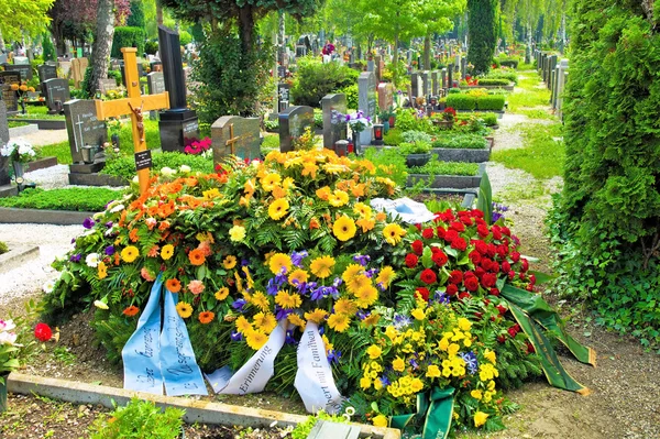 Una tomba fresca in un cimitero — Foto Stock