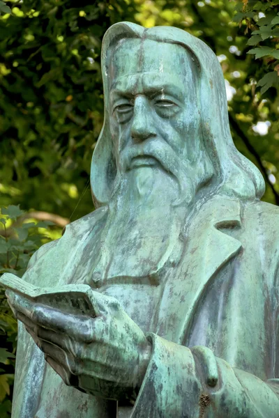 Statue of a man reading — Stock Photo, Image