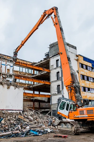 Bir ofis binasının yıkılması — Stok fotoğraf