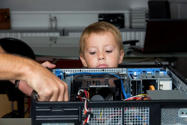 Mann repariert einen Computer — Stockfoto