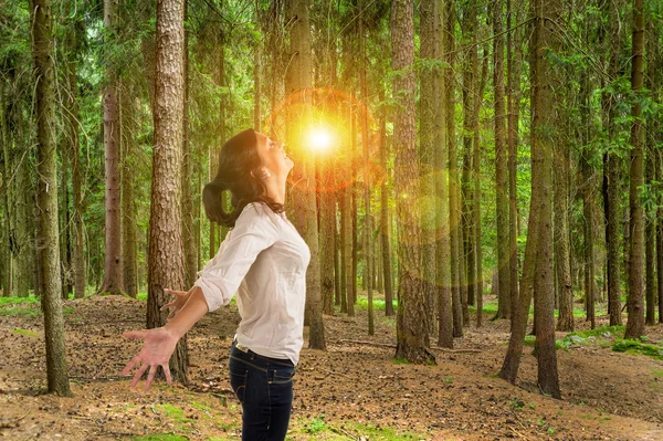 Frau im Wald — Stockfoto