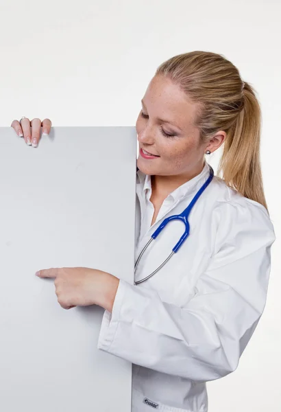 Medico con stetoscopio e scudo — Foto Stock