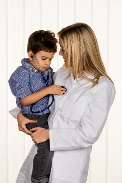 Лікарі і маленький хлопчик — стокове фото