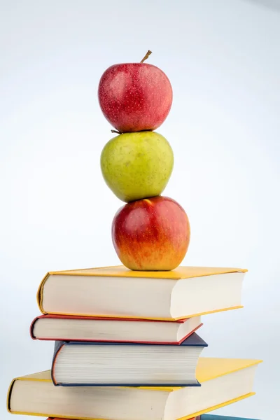 Μήλο σε έναν σωρό των βιβλίων — Φωτογραφία Αρχείου