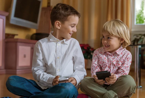 Niño con teléfono móvil — Foto de Stock