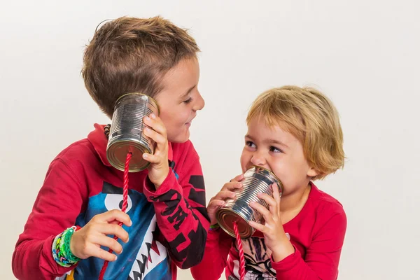 Enfants avec un dosentelefon — Photo