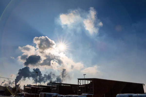 Industrieschornstein mit Abgasen — Stockfoto