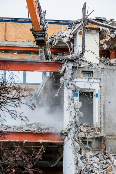 Demolición de un edificio de oficinas — Foto de Stock