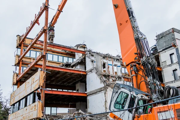 Démolition d'un immeuble de bureaux — Photo