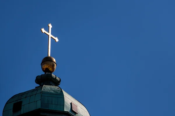 Lateinisches Kreuz auf einem Dach — Stockfoto