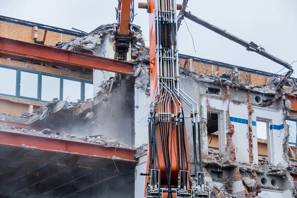 Demolizione di un edificio per uffici — Foto Stock