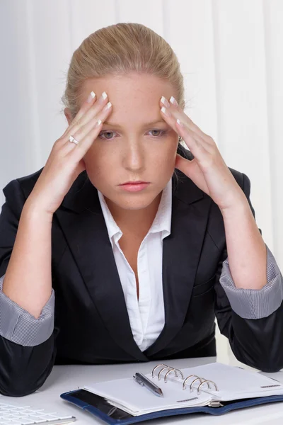 Mujer con migraña en la oficina — Foto de Stock