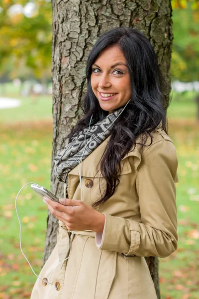 Vrouw luisteren naar muziek op mobiele telefoon — Stockfoto