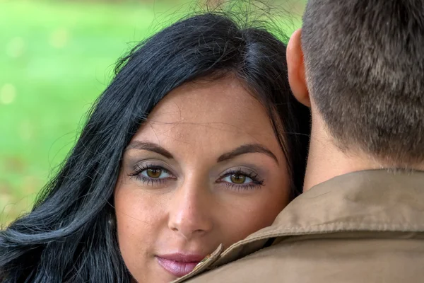 Couple amoureux dans un parc — Photo