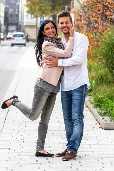 Pareja amorosa en un entorno urbano — Foto de Stock