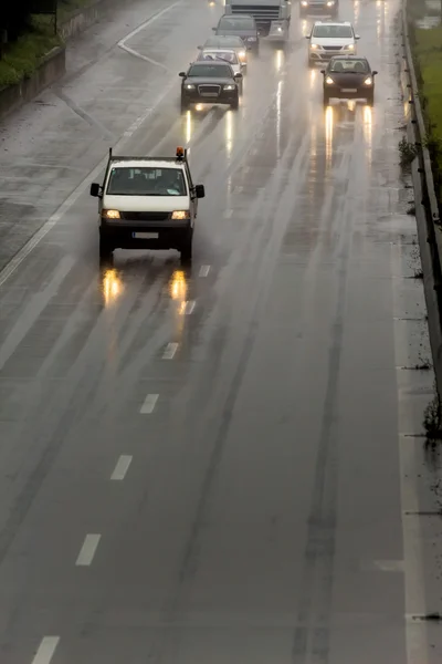 Con lluvia en la carretera — Foto de Stock