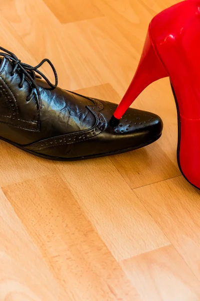 Frauenschuh tritt herrenschuh — Stockfoto