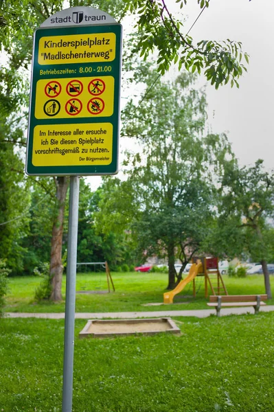 Различные знаки, детская площадка траун — стоковое фото