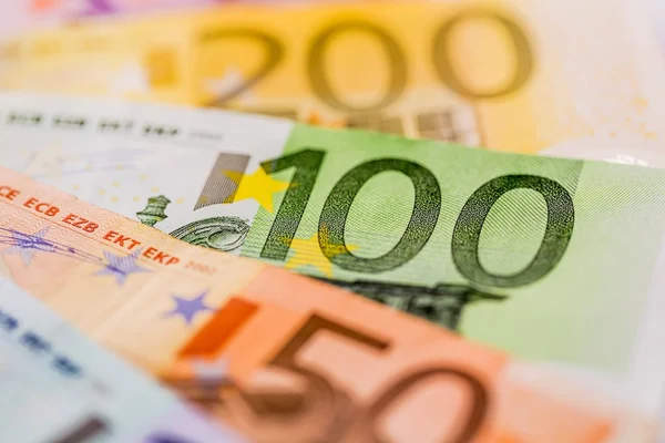 Vele verschillende euro rekeningen — Stockfoto