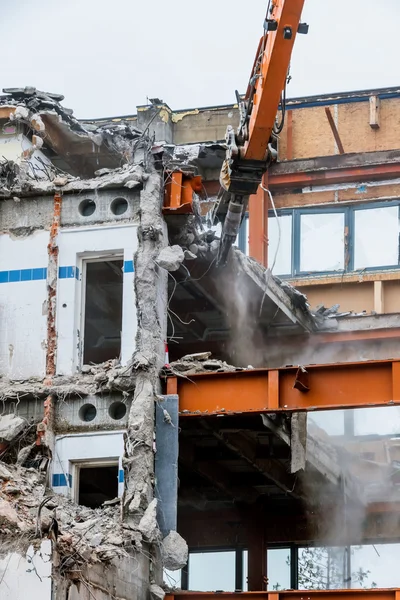 Bir ofis binasının yıkılması — Stok fotoğraf