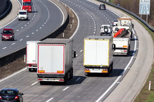 Ciężarówka na autostradzie — Zdjęcie stockowe