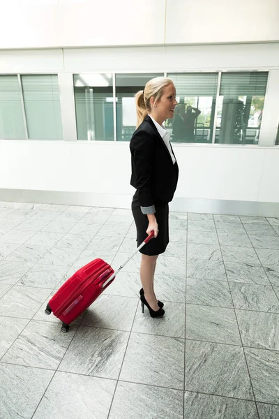 Zakenvrouw op luchthaven — Stockfoto