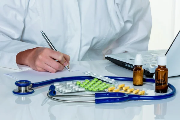 Doctor prescribes a drug — Stock Photo, Image