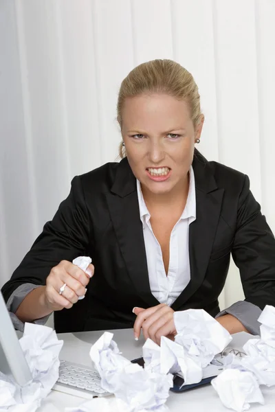 Femme au bureau avec du papier froissé — Photo