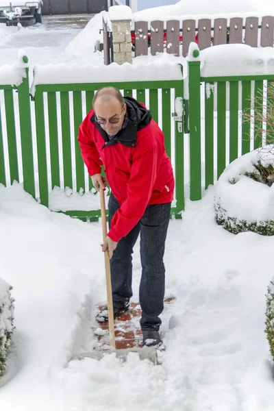 Odhazování sněhu na muže — Stock fotografie