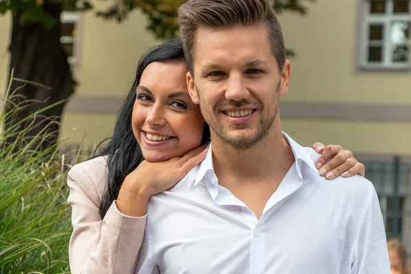 Amorous couple in a park — Stock Photo, Image